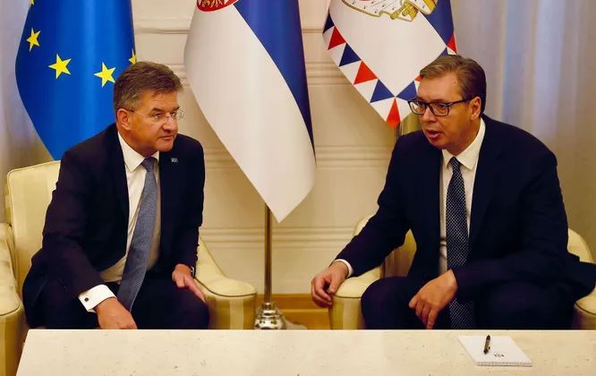 Lajçak niset drejt Beogradit për ta bindur Vuçiç të marrë pjesë në Samitin e BE-së
