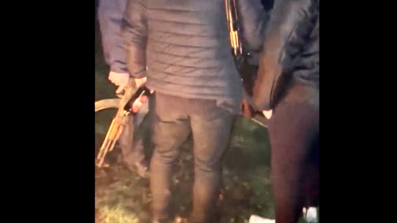 Barrikadat në veri të Kosovës, filmohen persona të armatosur me kallashnikovë