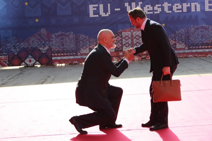 FOTO/ Rama bie në gjunjë para homologut