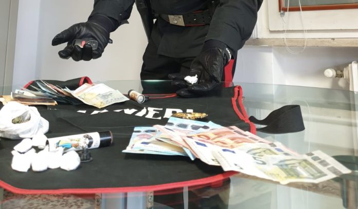 Si u zbuluan me doza kokaine në çakmakë falso e telekomandë makine