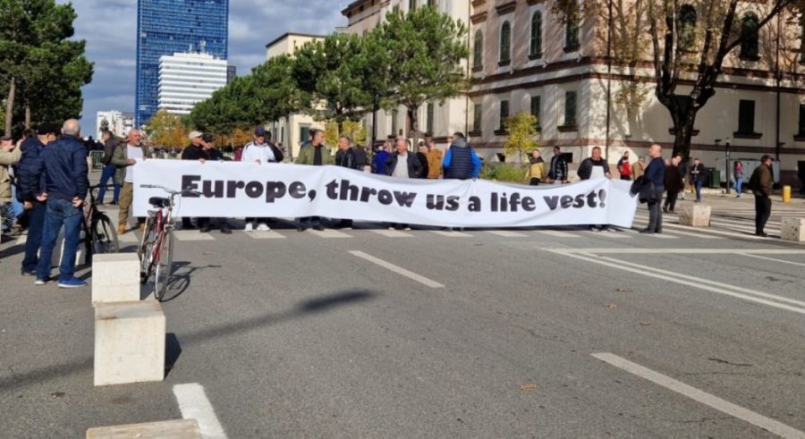 Europë, na hidh një jelek shpëtimi’/ Protestuesit me sloganet e para