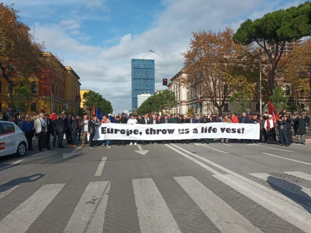 Protesta e opozitës, protestuesit nisin marshimin nga sheshi Skënderbej drejt Bulevardit ‘Dëshmorët e Kombit’, mesazhe për liderët e BE