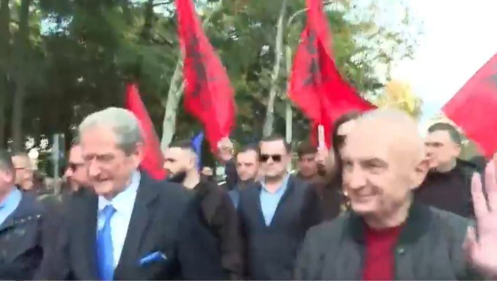 Opozita nis protestën, Berisha dhe Meta dalin nga selia blu dhe i drejtohen bulevardit ‘Dëshmorët e Kombit’
