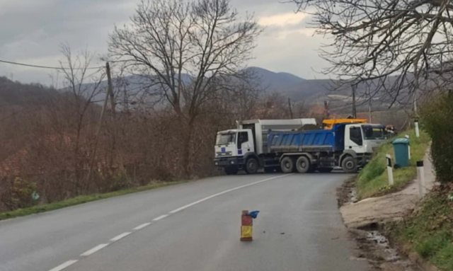 Kosove/ Bllokohet rruga në Rudarë, dëgjohen sirenat