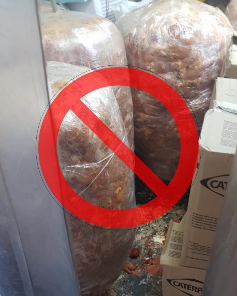 Tiranë, AKU bllokon mbi 500 kg mish të pasigurt në një ‘Fast Food’, gjobë 5 mln lekë