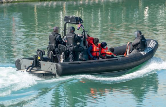 Arrestohet zyrtari i pikës kufitare në Britani! 20 vjet më parë shkoi në Mbretërinë e Bashkuar si emigrant i paligjshëm