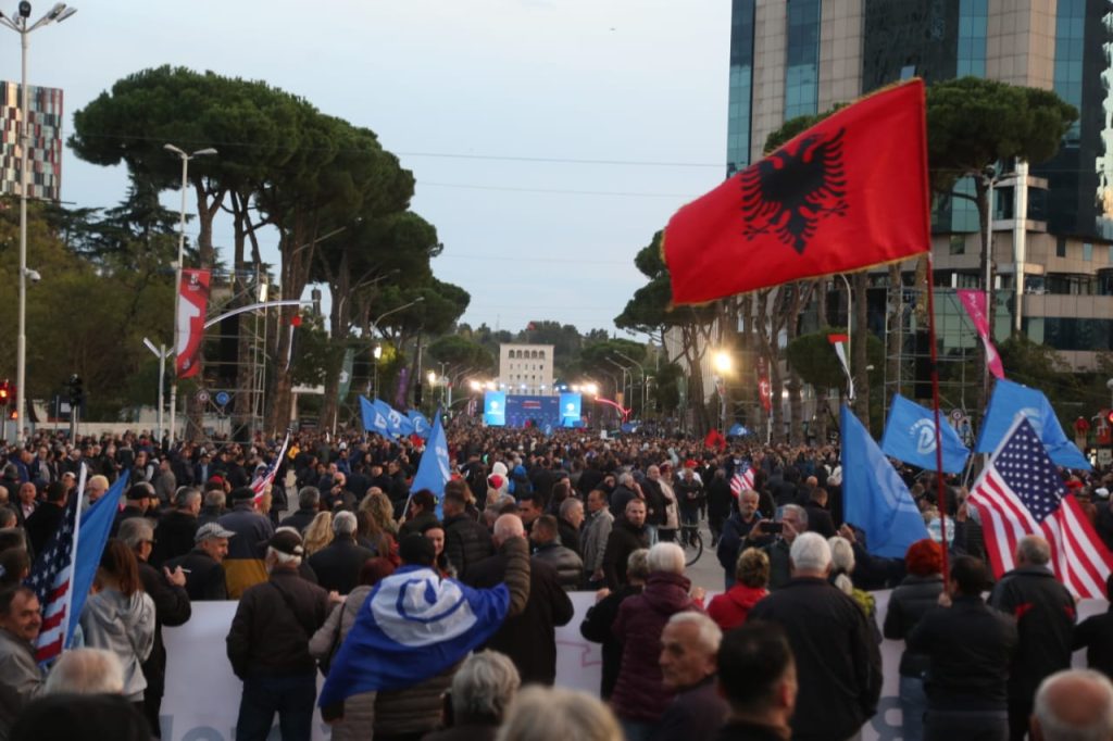 Protesta e opozitës kundër Ramës bën bashkë demokratët e rretheve