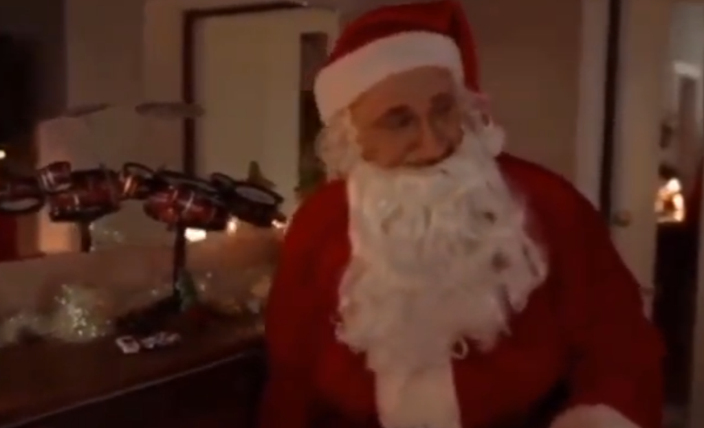 “Putini si Santa Claus”? Ukraina nxjerr videon, Presidenti rus kthen librat në lodra