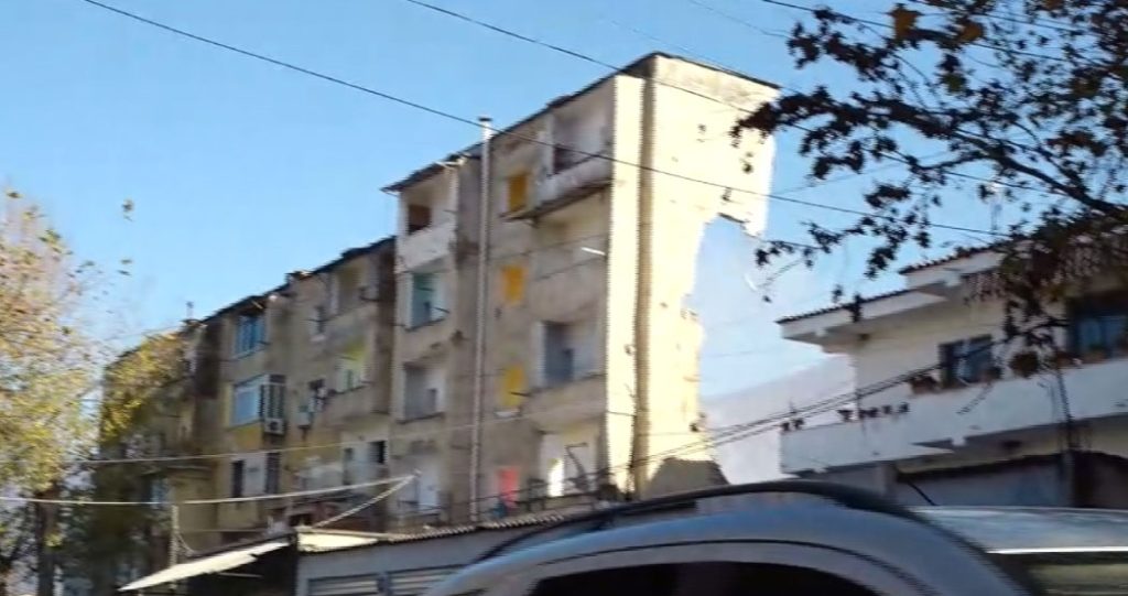 Forcat e policisë rrethojnë zonën, vijon shembja e pallateve te “Myslym Keta”