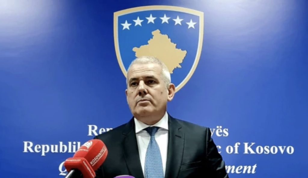 Ministri i Kosovës: Nëse KFOR-i nuk vepron, ne do t’i heqim barrikadat