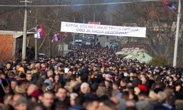 Gjermania kërkon heqjen e barrikadave: Militantët nacionalistë të kontrolluar nga Beogradi…
