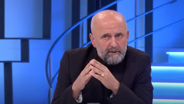 Konspiracionisti Alfred Cako: Kush po e sundon sot botën