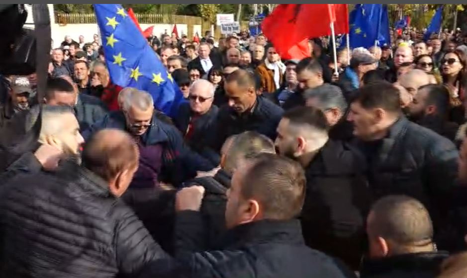 Ne faktuam sot se nuk ka forcë në botë, që ne të na mposhtë, që ne të na ndalojë për të realizuar qëllimet tona. Faktuam se për çdo rast, ne mbetemi të pamposhtur.  Ndaj dhe, të frymëzuar të gjithë nga ky akt guximi, trimërie, përkushtimi dhe idealizimi, do vazhdojmë, betejën tonë kundër, armikut më të egër, pas Enver Hoxhës, që shqiptarët kanë pasur në tërë historinë e tyre. Atë që po bën Edi Rama me shqiptarët, nuk e ka bërë asnjë pushtues. Atë që po bën Edi Rama, nuk e bën asnjë udhëheqës në botë.  Ndaj dhe ne jemi misionarë të çlirimit të vendit tonë nga kjo monstër, i cili nuk njeh parim, moral, ligj, përveçse derdh mbi shqiptarët, urrejtjen e një armiku të egër të tyre.  Se çfarë mund të bëjmë ne, e faktuam sot. Beteja të mëdha na presin përpara. Të sigurtë të jeni ju se ne do fitojmë. Një përqafim të gjithëve’, theksoi gjatë fjalës së tij kreu i PD-së Sali Berisha.