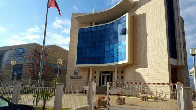 Prokuroria  kërkon 25 vjet heqje lirie nënës që hodhi foshnjen në lumë