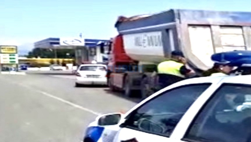 Plasi goma e kamionit,lëndohet rëndë polici rrugor, ka marrë dëmtime në…
