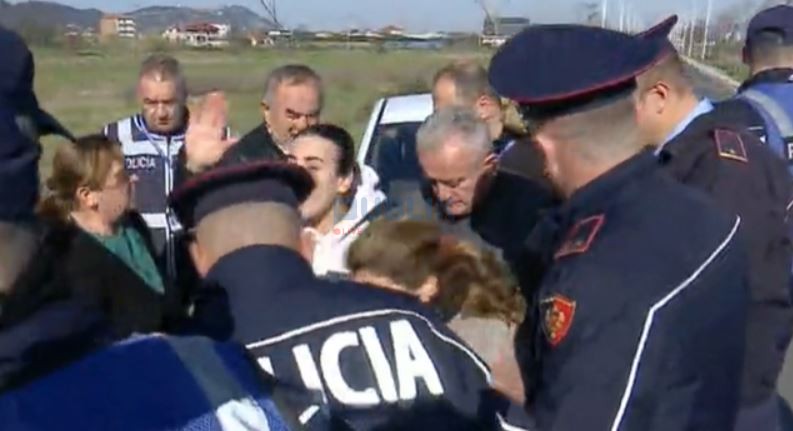 Banorët e Bërxullës dalin në protestë për projektin Thumanë-Kashar, policia i merr me forcë