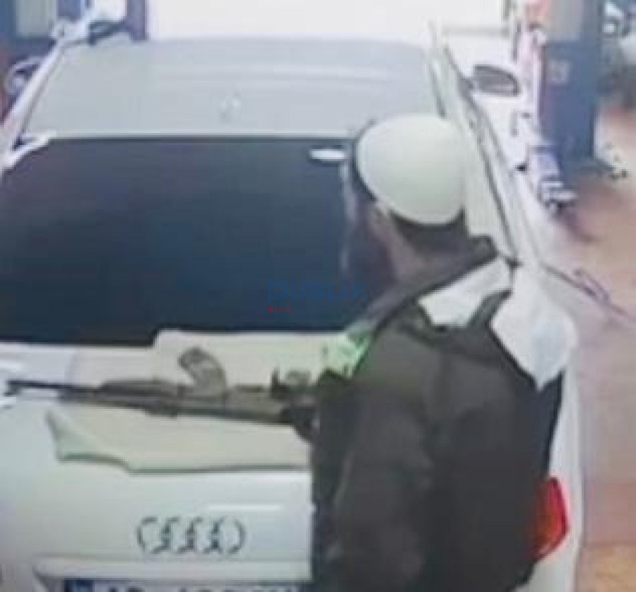 Foto e 36-vjeçarit me kallashnikov mbi makinë para arrestimit