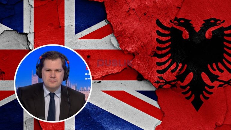 Ministri britanik dhe gazetari përplasen live: Nuk jam penduar për videon