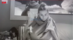 VIDEO: Skena me pullë të kuqe nga shtëpia e “elitës së kombit”, një nga vajzat zhvishet live