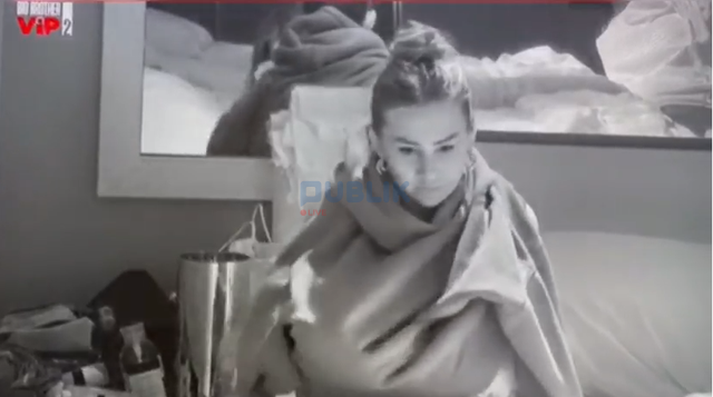 VIDEO: Skena me pullë të kuqe nga shtëpia e “elitës së kombit”, një nga vajzat zhvishet live