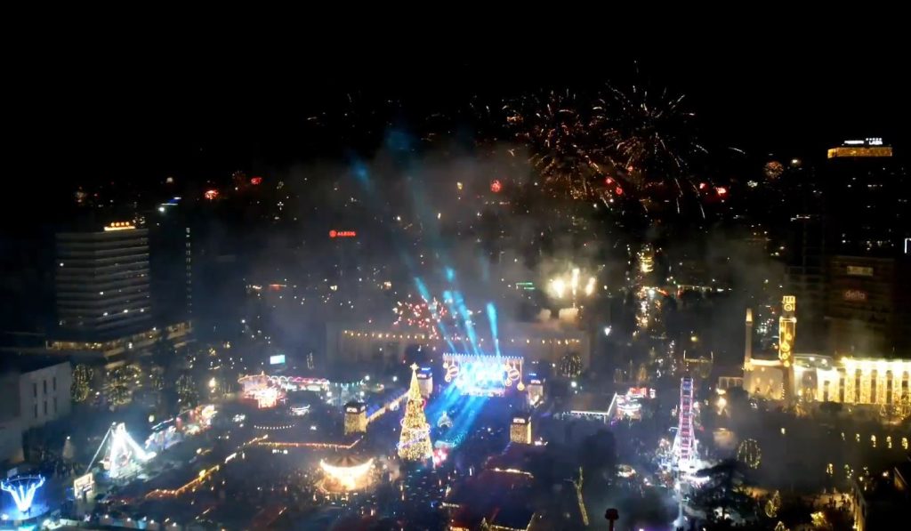 Qytetarët festojnë ndërrimin e viteve, spektakël fishekzjarresh dhe koncert në Sheshin Skënderbej