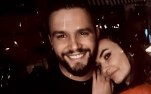 Flori Mumajesi pret ndërrimin e viteve me një foto krah moderatores së njohur…