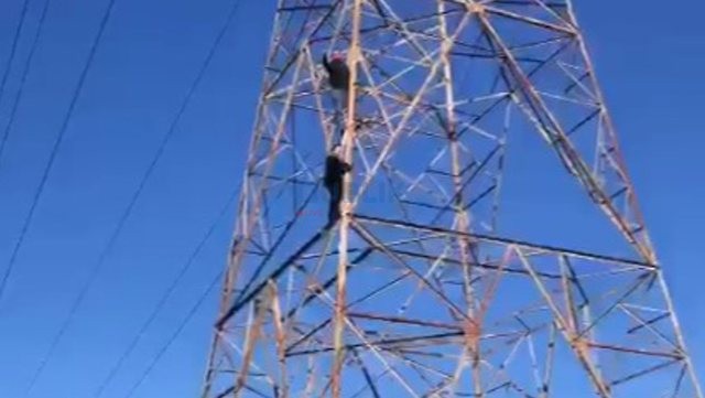 Dy banorë kërcënojnë se do të hidhen nga shtylla e tensionit