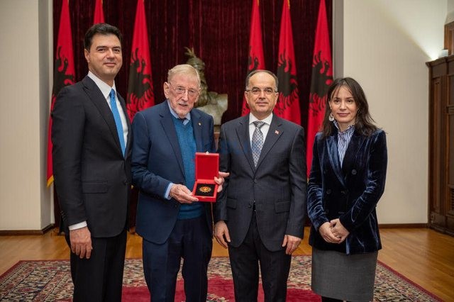 Basha takim në Presidencë  gjatë   ceremonisë së nderimit të Ambasadorit William G. Walker
