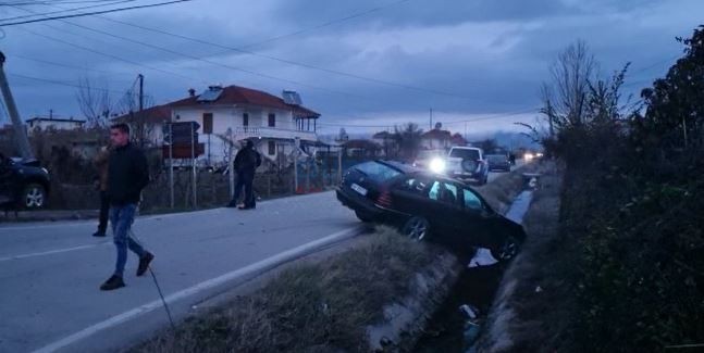 Korçë,makina përfundon në kanal