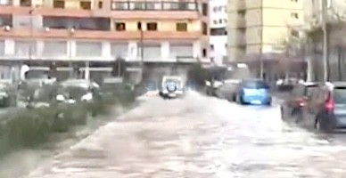 Moti me shi dhe përmbytje, pezullohet mësimi në 56 shkolla në vend