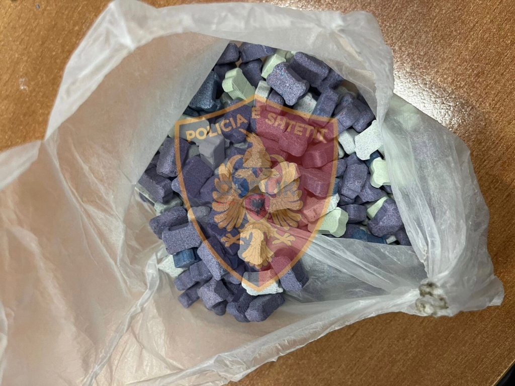 Tiranë, arrestohen tre të rinj që shprëndanin drogë