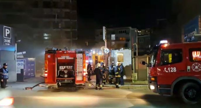 TIRANË/ Merr flakë makina në parkingun e qendrës tregëtare
