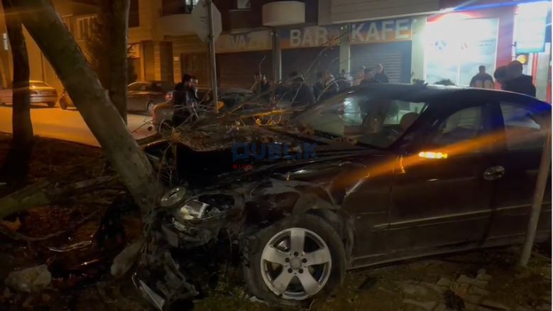 Korçë/ Benzi me shpejtësi përplas një makinë dhe përfundon duke i rënë pemës