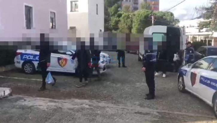 Gjirokastër, po transportonte nëntë emigrantë në mënyrë të paligjshme bie  në pranga i riu
