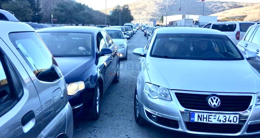 Kapshticë, shqiptarët prej më shumë se katër orë në pritje