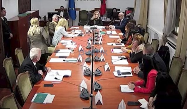 Dy deputet e PD-së Zhupa dhe Açka ‘përplasen’ në komision