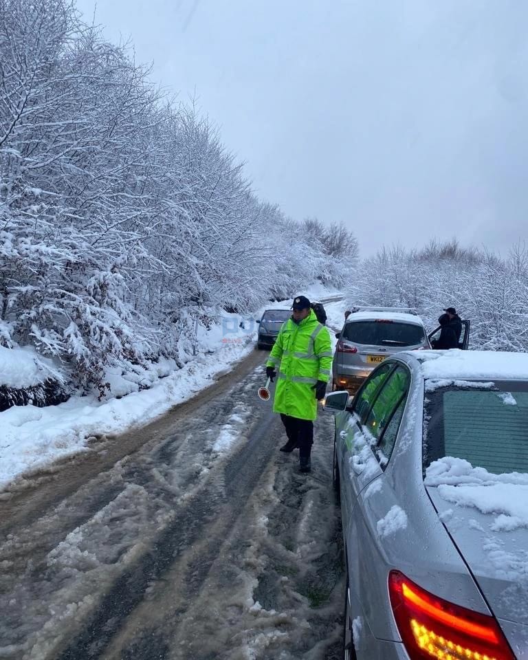 Rrugët problematike në vend si pasojë e dëborës dhe ngricave
