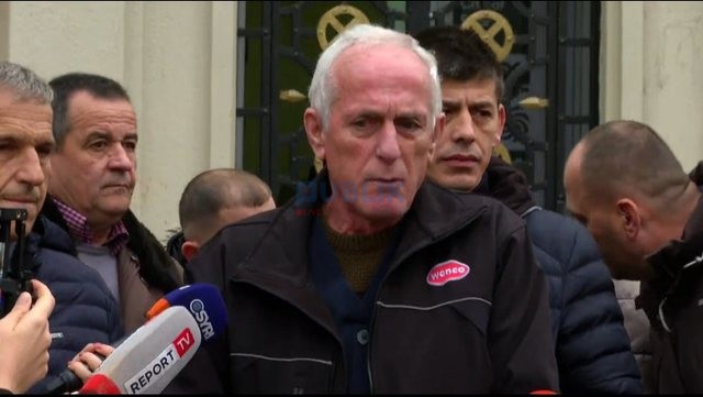 Shembja e banesave në “5 Maj”/ Banorët, protestë para bashkisë: Po na grabisin pronat
