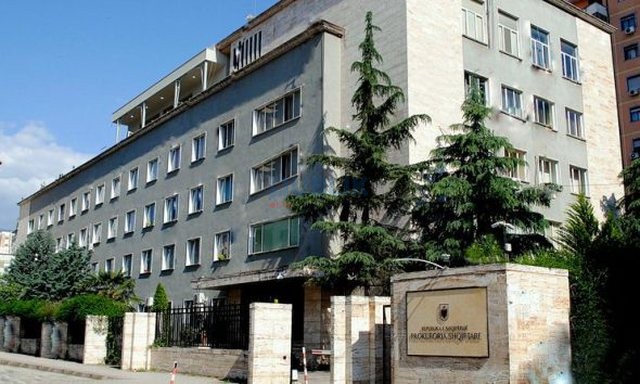 Prokuroria ndalon punonjësin e Agjencisë së Barnave, një në kërkim