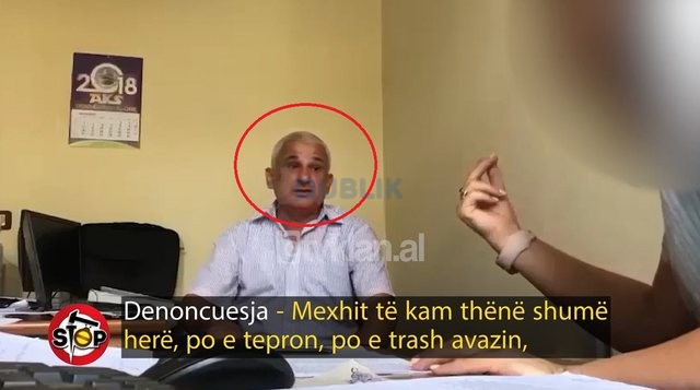Faqen ta prek içik kështu”/ Zyrtari i Tatimeve i fut duart koleges