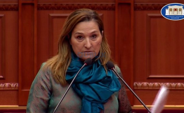 Deputetja Açka mohon të ketë firmosur pro Salianjit:Nuk flitet për bashkim, por për arnim
