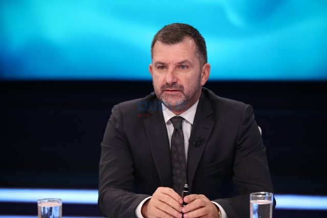 Andi Bushati  i ashpër me mbështetësit e Alibeajt : Langaraqë, pazarxhinj më të ndyrë se ajo e ‘kërpëratave’