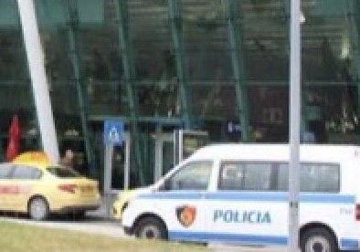 Sekuestrohen 42 300 euro në Rinas, 49-vjeçari nuk i kishte deklaruar