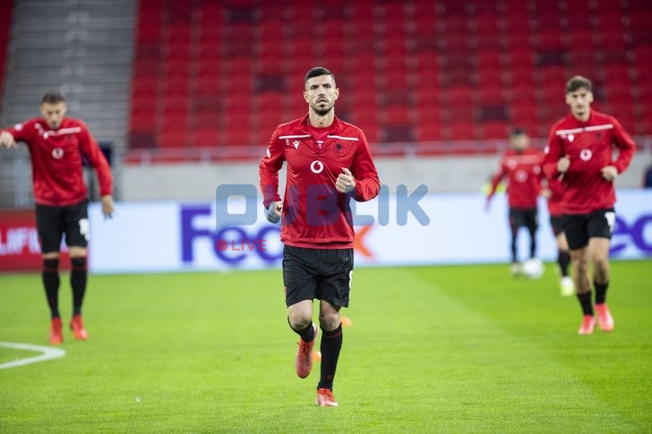 Bajerni arrin akordin me futbollistin holandez