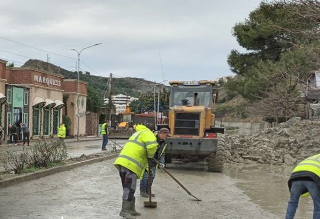 Durrës / Në zonën e Currilave bllokohet qarkullimi