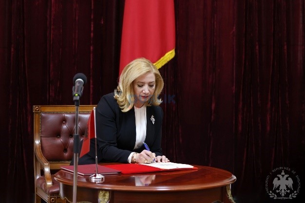 Gjykata Kushtetuese e plotë, Holta Zaçaj bën betimin