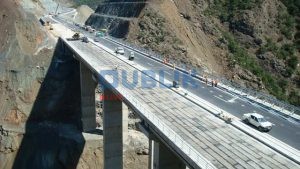 Soko publikon denoncimin e punonjësit të “Gjoka Construction”:  Në vend të betonit kanë futur polisterol te Rruga e Arbrit