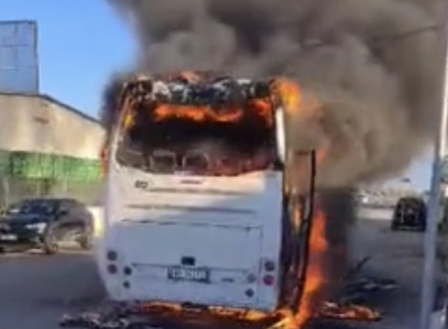 Digjet plotësisht autobuzi i linjës Tiranë – Skrapar, shoferi nxjerr pasagjerët…
