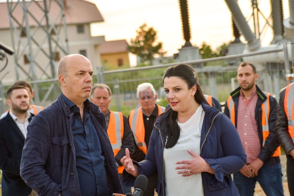 I dashuri i BELËS rreh kreun  e OSHEE Ardian Çela në parking pas konfliktit me Ballukun për ndarjen e tenderave