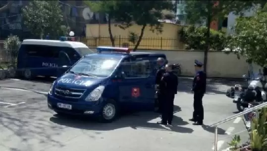 Tentoi të vidhte me forcë në zyrat e Njësisë Administrative, arrestohet i riu nga Berati